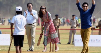 Kate Middleton and Prince William play cricket with Sachin Tendulkar